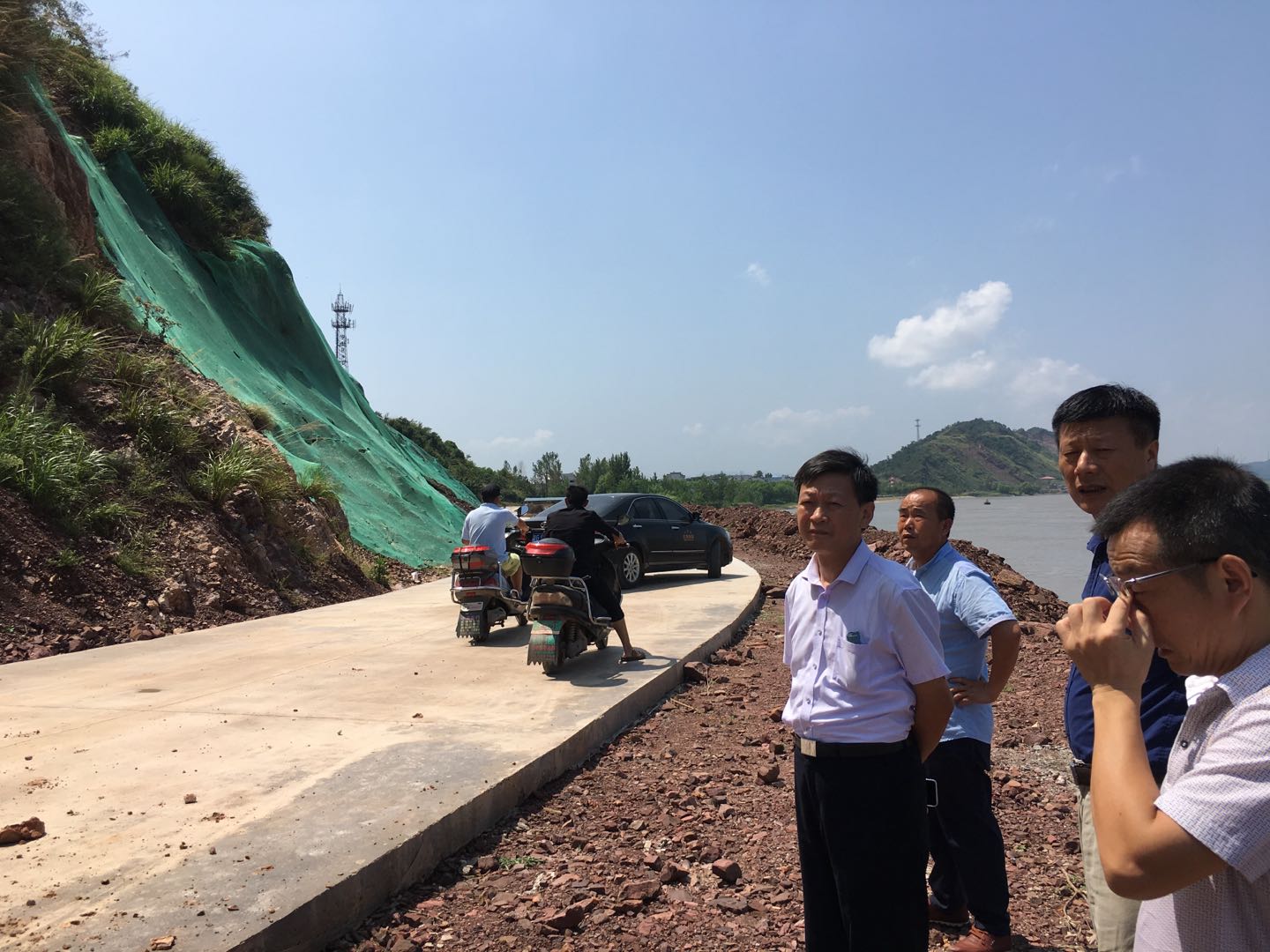 執(zhí)法檢查組實地查看山體滑坡復(fù)綠治理工程.jpg